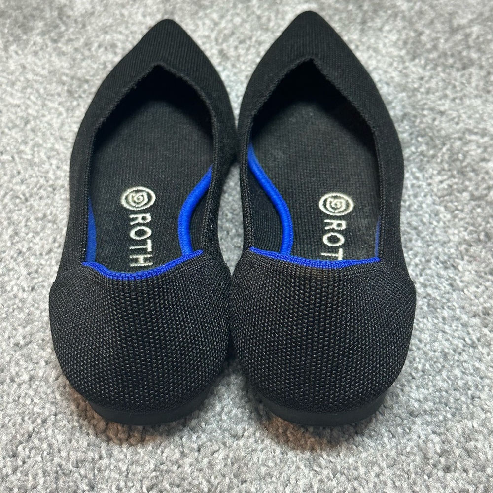 Like new condition. Size 8 black Rothy’s pointy